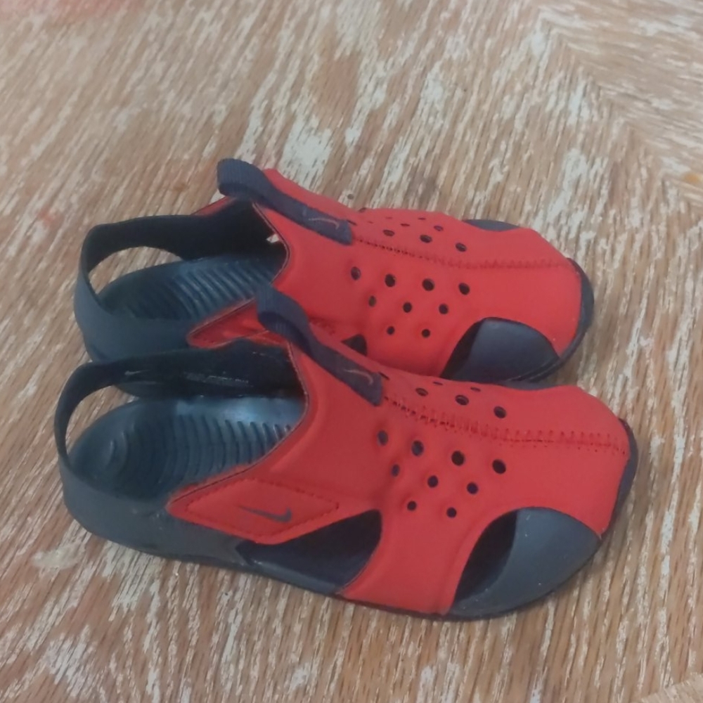 Toddler red Nike sandals